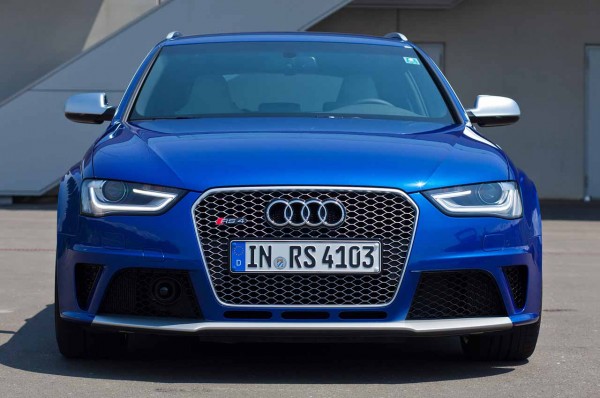 Smooth lines and curves sweep all over the S4 Avant’s bodywork ensuring a silent ride as the car slips fluently through the air. Quad chrome exhaust pipes and a boot lid spoiler finish off the rear of the car, while big 18-inch alloys come as standard.